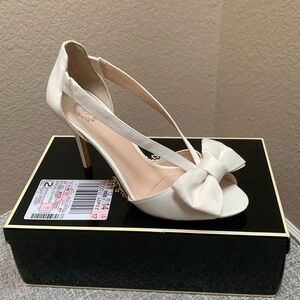 🔹NEW..I Miller Beautiful Ivory/White  Satin Open Toe Heels..